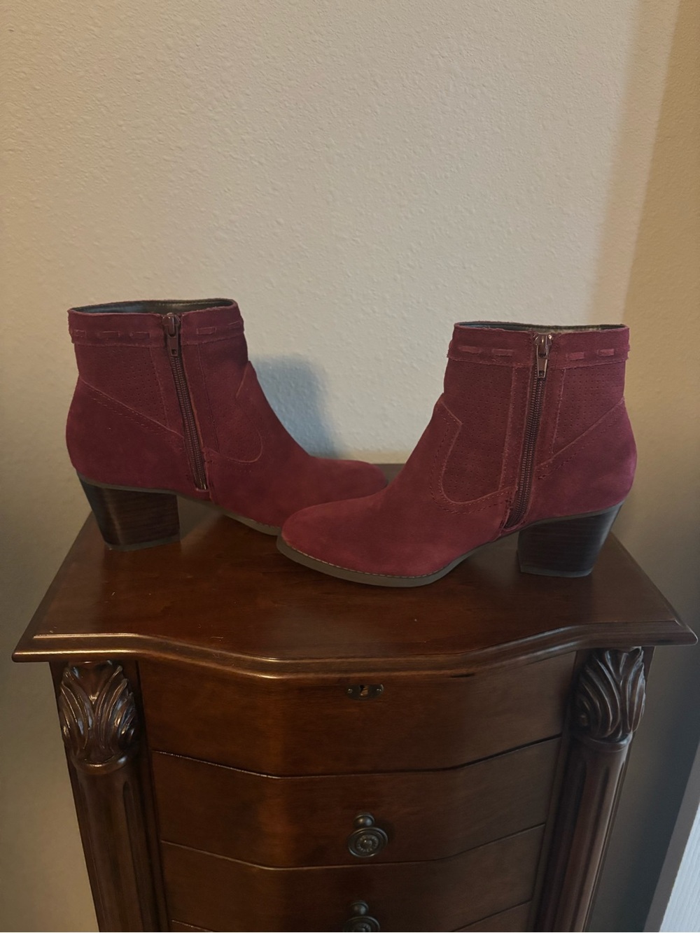 Women's Burgundy Suede Ankle Boots - Zip Side Heels 7.5 EUC